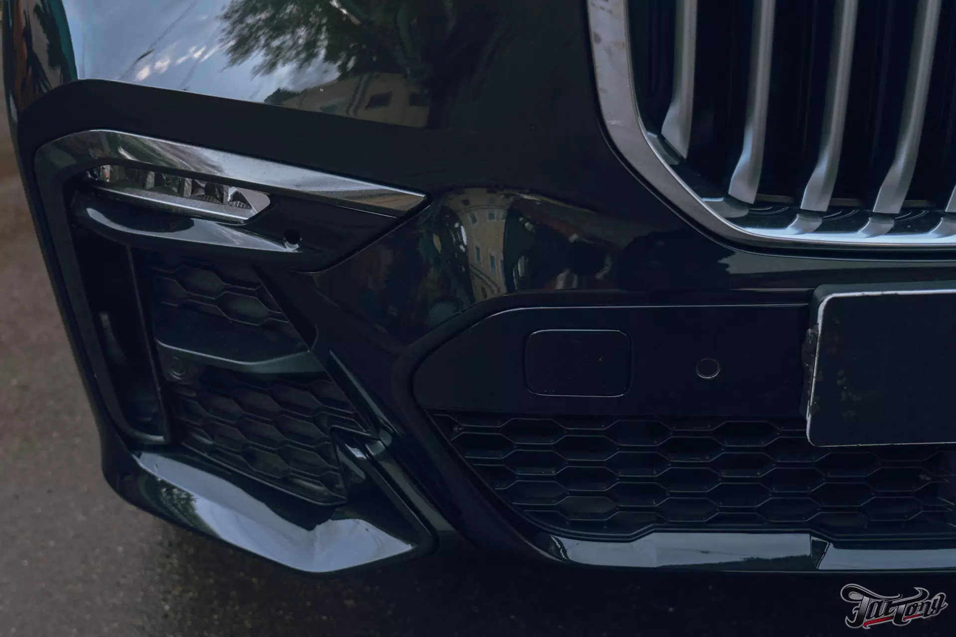 BMW X7. Оклейка кузова в глянцевый полиуретан